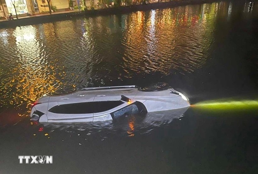Xe ôtô lao xuống sông Sặt khiến lái xe tử vong